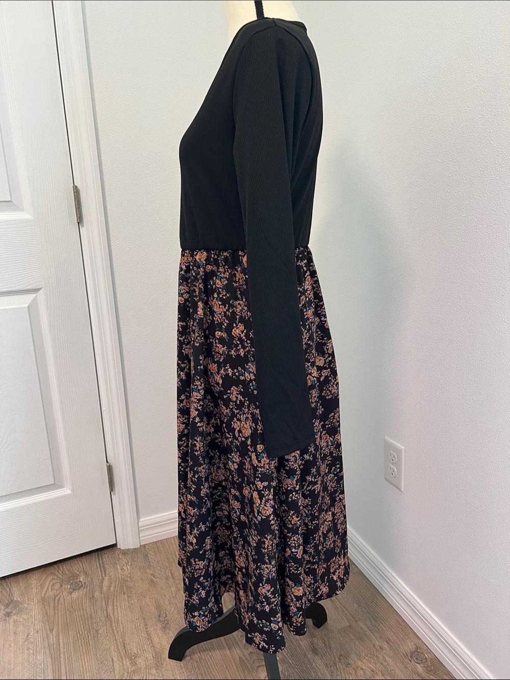 Black Floral Long-Sleeve V-Neck Midi Dress - Picture 8 of 11